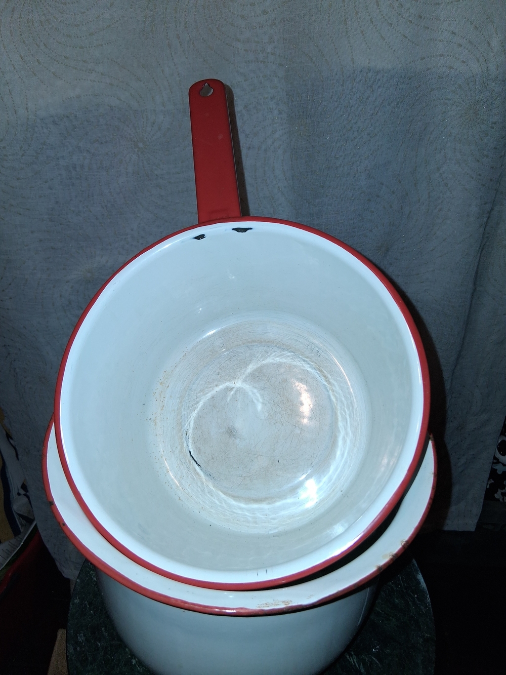 Big pretty red and white enamel pot in nice condition measuring 10 inches tal